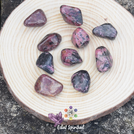 Pierre roulée de rhodonite de Madagascar